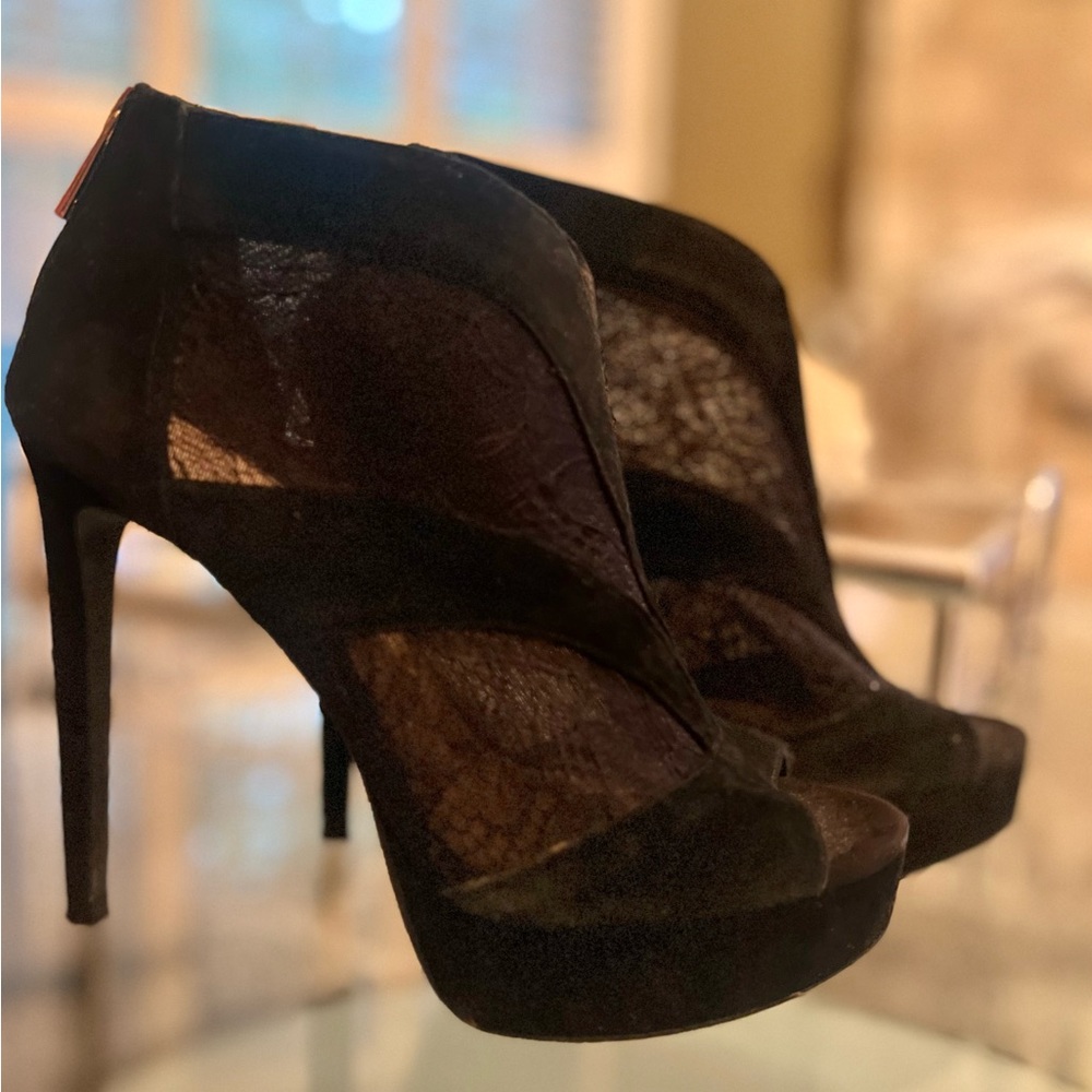 Jessica Simpson lacey heel